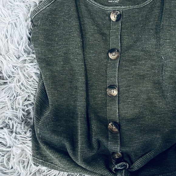 American Eagle Top - Picture 2 of 2